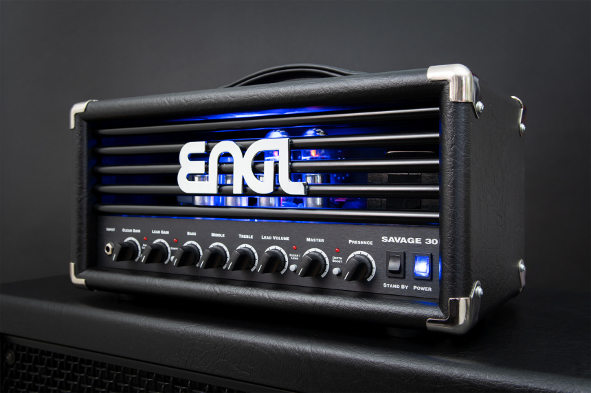 ENGL Savage 30: análisis de la novedad que acaba de aterrizar (y por qué le tengo ganas) 2 ENGL Savage 30 sobre una pantalla, con las válvulas iluminadas en azul y el logo ENGL visible