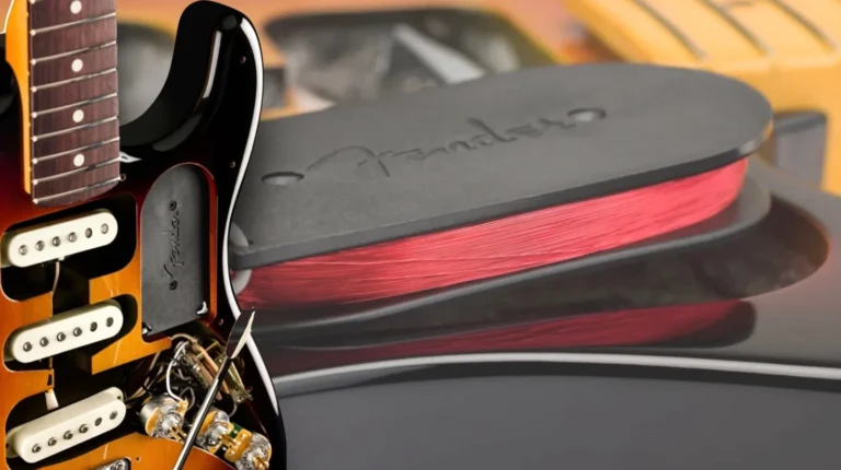 Primer plano de las pastillas single-coil de una Stratocaster junto al componente Fender Silent System con el logo Fender