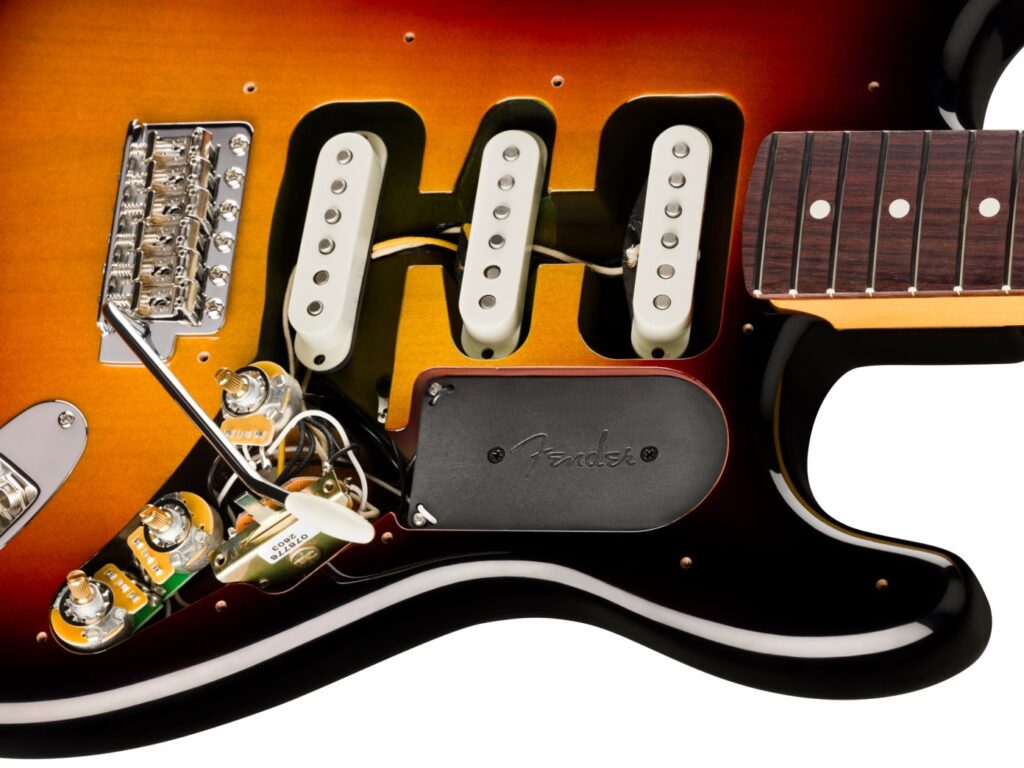 Fender Silent System: qué es, cómo funciona y en qué guitarras ya lo puedes encontrar 2 Cavidad de una Stratocaster mostrando las pastillas, el cableado y el componente del Fender Silent System