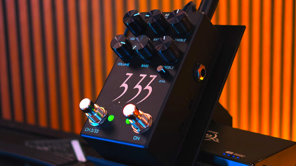 Fortin 3.33: análisis del nuevo booster de Fredrik Thordendal, diez años después del original 2 Fortin 3.33 iluminado en primer plano mostrando sus controles y doble canal.