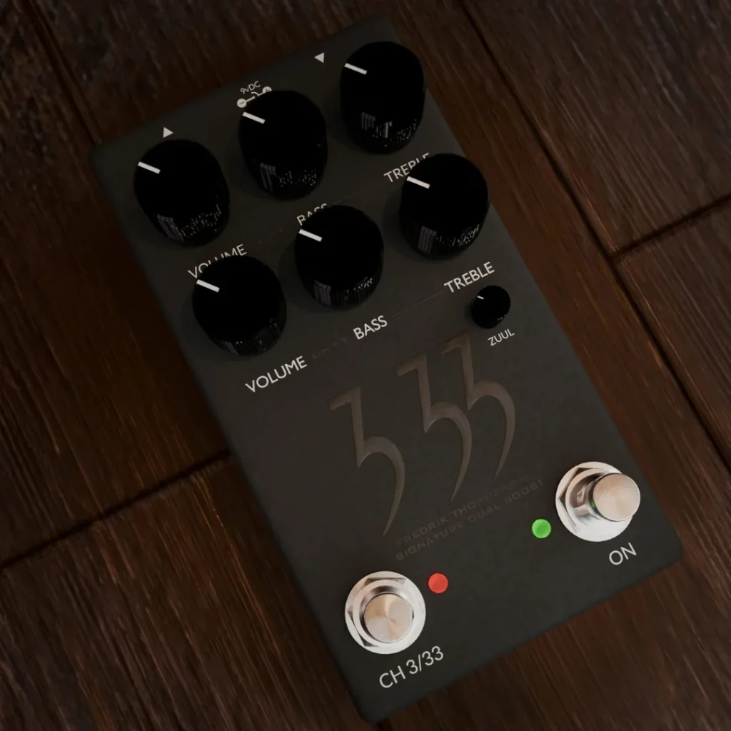 Fortin 3.33: análisis del nuevo booster de Fredrik Thordendal, diez años después del original 4 Vista superior del pedal Fortin 3.33 con controles de volumen, graves y agudos.