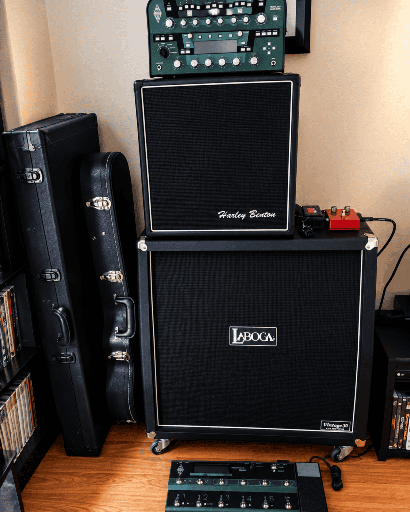 Cómo elegir tu primera guitarra: 8 claves esenciales que me habría gustado conocer 6 Mi rincón de ensayo en casa, con amplificador, pedalera y guitarras