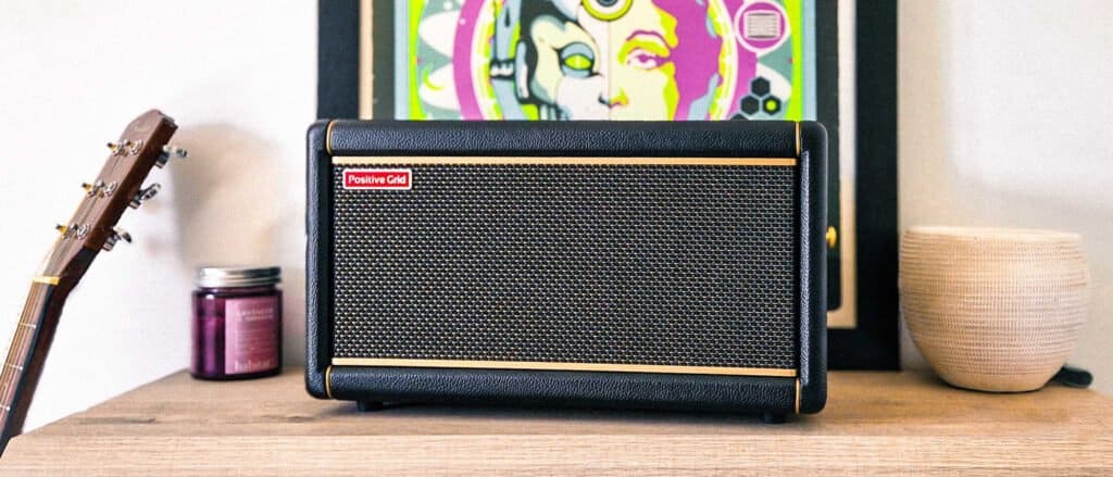 El Fascinante Positive Grid Spark 2: análisis completo (specs, opiniones reales y si merece la pena) 2 Amplificador Positive Grid Spark 2 sobre una mesa de práctica