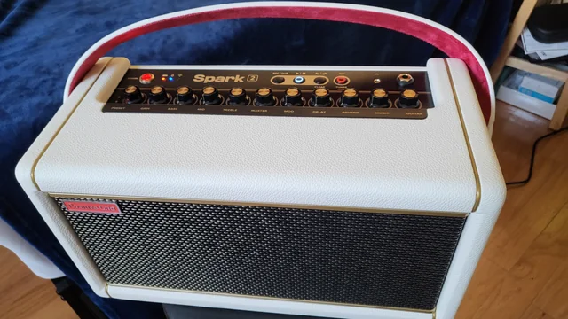El Fascinante Positive Grid Spark 2: análisis completo (specs, opiniones reales y si merece la pena) 6 Positive Grid Spark 2 en acabado Pearl White, vista frontal