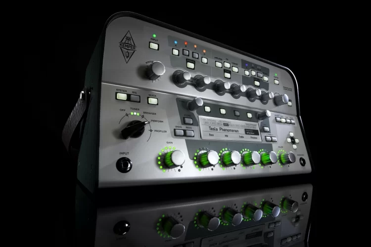 Amplificador digital de modelado en formato cabezal, con mandos y pantalla