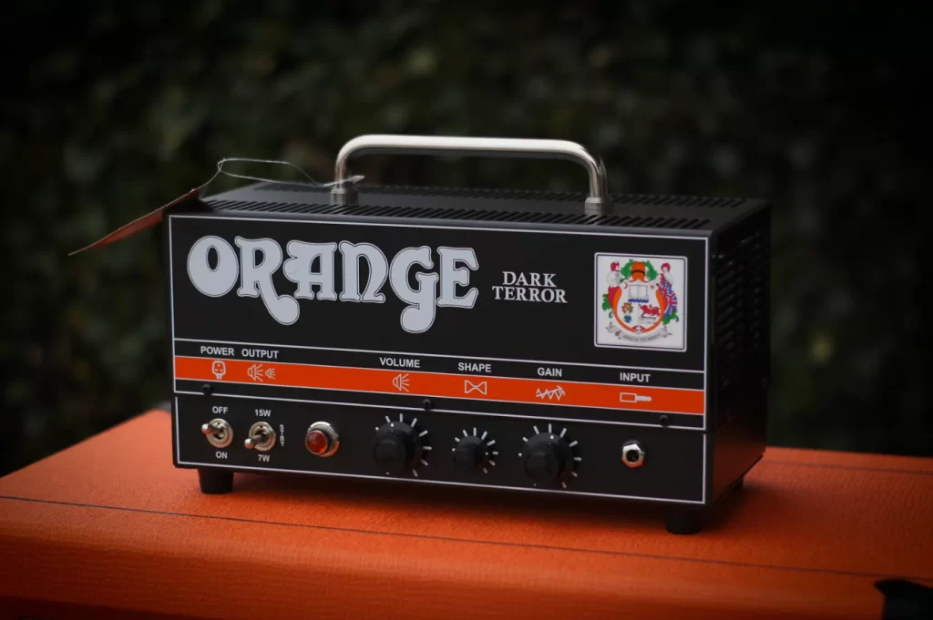 Cabezal de amplificador híbrido Orange Dark Terror sobre una superficie exterior
