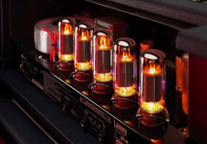 Cómo elegir tu primer amplificador: la guía que te ahorrará más de un dolor de cabeza 7 Válvulas de un amplificador de guitarra encendidas y brillando en la oscuridad