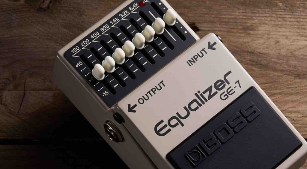 Guía indispensable de pedales de guitarra (I): los que van antes del amplificador, y cómo ordenarlos bien 8 Pedal ecualizador Boss GE-7 con controles deslizantes para ajustar frecuencias específicas.