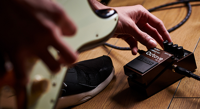 Guía indispensable de pedales de guitarra (I): los que van antes del amplificador, y cómo ordenarlos bien 5 Pedal de octava utilizado junto a una guitarra eléctrica para generar notas una octava arriba o abajo.