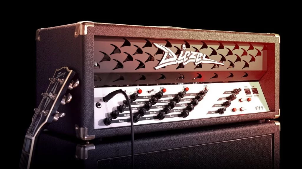 Cabezal de amplificador multicanal con mástil de guitarra apoyado delante