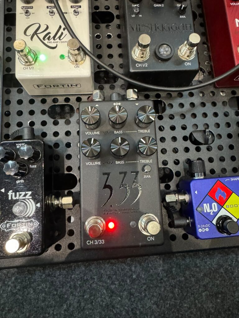 Fortin 3.33: análisis del nuevo booster de Fredrik Thordendal, diez años después del original 5 Fortin 3.33 instalado en una pedalera junto a otros pedales Fortin.