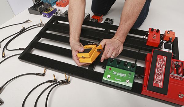 Guía indispensable de pedales de guitarra (I): los que van antes del amplificador, y cómo ordenarlos bien 10 Montaje de una pedalera de guitarra colocando los pedales en el orden deseado dentro de la cadena de efectos.