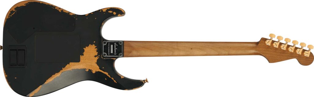 Jackson Phil Collen PC1-E: análisis de la nueva signature que sale del Custom Shop 4 Vista trasera de la guitarra eléctrica Jackson Phil Collen PC1-E con acabado relic negro desgastado, mástil de arce natural y clavijero con herrajes dorados sobre fondo blanco.