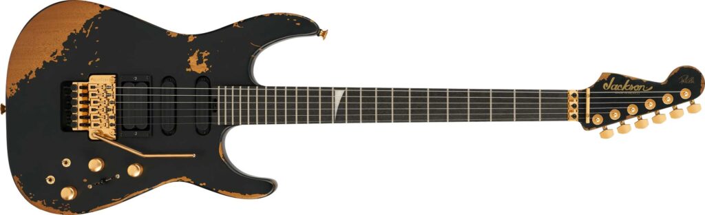 Jackson Phil Collen PC1-E: análisis de la nueva signature que sale del Custom Shop 3 Guitarra eléctrica Jackson Phil Collen PC1-E con acabado relic negro y detalles dorados, equipada con puente Floyd Rose, configuración de pastillas HSS y diapasón de ébano sobre fondo blanco.