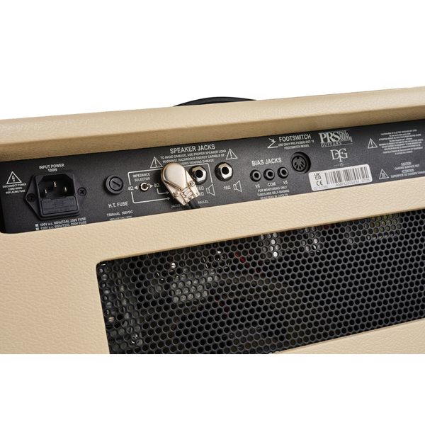 PRS DGT 15 Combo: análisis del combo de válvulas de 15 vatios de David Grissom 6 Detalle del panel trasero del amplificador de válvulas PRS DGT 15 Combo, mostrando conexiones para altavoz externo, footswitch, ajuste de bias, selector de impedancia y entrada de alimentación eléctrica, junto a la rejilla de ventilación de las válvulas.