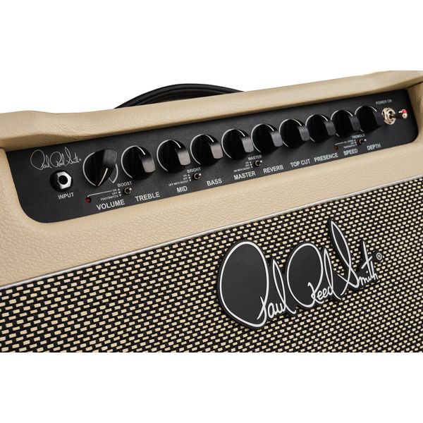 PRS DGT 15 Combo: análisis del combo de válvulas de 15 vatios de David Grissom 5 Detalle del panel de control frontal del amplificador de válvulas PRS DGT 15 Combo, con controles dedicados de volumen, ecualización, master, reverb, presencia y trémolo, junto al logotipo de Paul Reed Smith sobre la rejilla frontal.