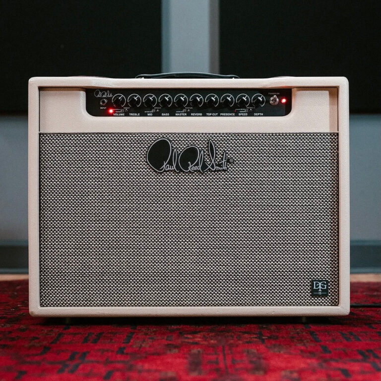 PRS DGT 15 Combo: análisis del combo de válvulas de 15 vatios de David Grissom 10 Amplificador de válvulas PRS DGT 15 Combo con acabado en color crema, panel de control superior con ecualización de tres bandas, reverb y trémolo integrados, presentado sobre una alfombra roja en un entorno de estudio.
