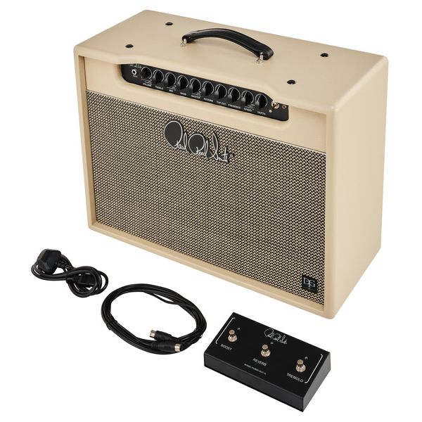 PRS DGT 15 Combo: análisis del combo de válvulas de 15 vatios de David Grissom 4 Amplificador de válvulas PRS DGT 15 Combo con acabado crema, acompañado de pedalera footswitch de dos pulsadores para reverb y trémolo, cable de conexión y cable de alimentación, presentado sobre fondo blanco.