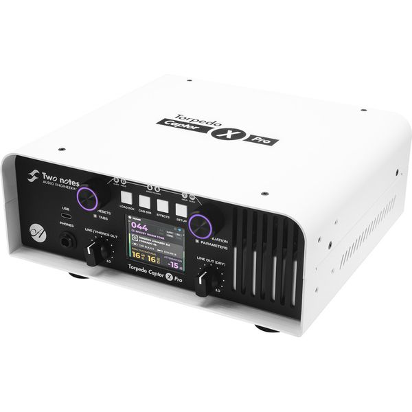 Two Notes Torpedo Captor X Pro: análisis de la load box más completa de la marca 2 Vista en perspectiva de la unidad Two Notes Torpedo Captor X Pro, mostrando su pantalla a color, controles de simulación de pantalla y atenuación, diseñada para gestionar, grabar y modelar el sonido de amplificadores de guitarra en estudio y directo.