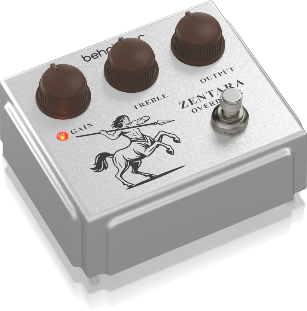 Behringer Zentara: análisis de la irresistible familia de clones del Klon Centaur (Gold, Silver y Mini) 7 Pedal Behringer Zentara Overdrive en acabado plateado, con controles de ganancia, agudos y volumen de salida, LED indicador de estado y gráfico de un centauro en la carcasa, mostrado en vista en perspectiva sobre fondo transparente.