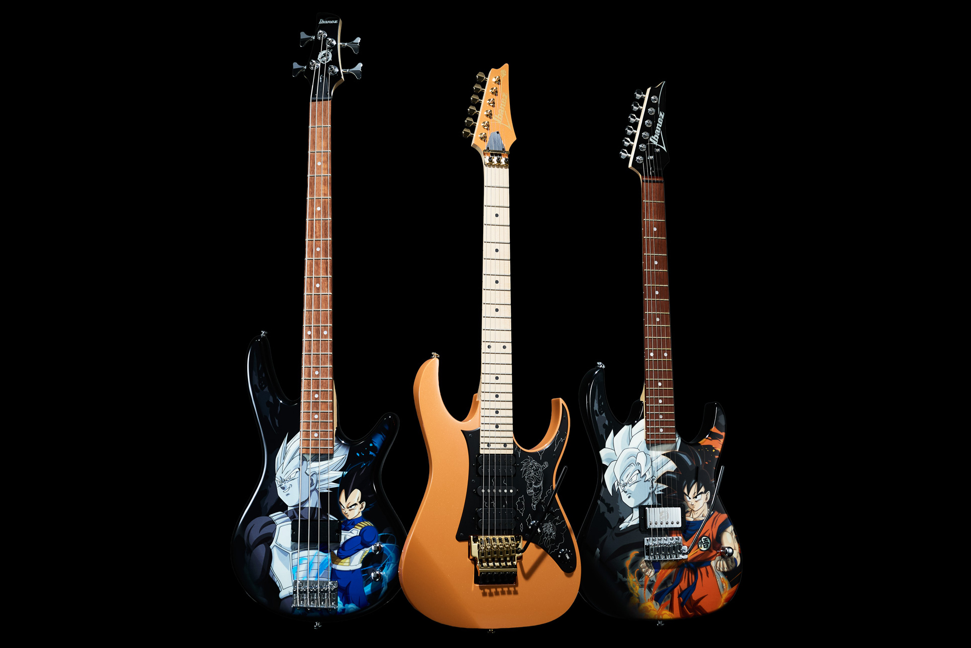 Ibanez Dragon Ball Z: análisis de la colección oficial que llegará en 2027 (RG japonesa, bajo, Tube Screamer y más...) 1 Colección de instrumentos de la gama Ibanez Dragon Ball Z Collaboration, formada por un bajo eléctrico inspirado en Vegeta, una guitarra Ibanez RG inspirada en Son Goku y otra guitarra inspirada en Ultra Instinct Goku, todas decoradas con ilustraciones y elementos gráficos de Dragon Ball Z sobre acabados personalizados y presentadas sobre fondo negro.