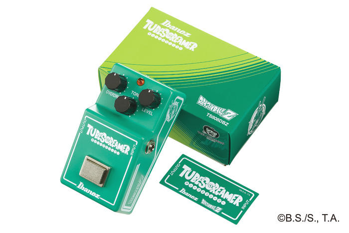 Ibanez Dragon Ball Z: análisis de la colección oficial que llegará en 2027 (RG japonesa, bajo, Tube Screamer y más...) 16 Ibanez Dragon Ball Z Collaboration Tube Screamer TS808DBZ acompañado de su caja de edición especial y tarjeta incluida, mostrando el característico acabado verde del overdrive, los controles de Overdrive, Tone y Level, y los gráficos inspirados en Dragon Ball Z presentes tanto en el pedal como en el embalaje de coleccionista.