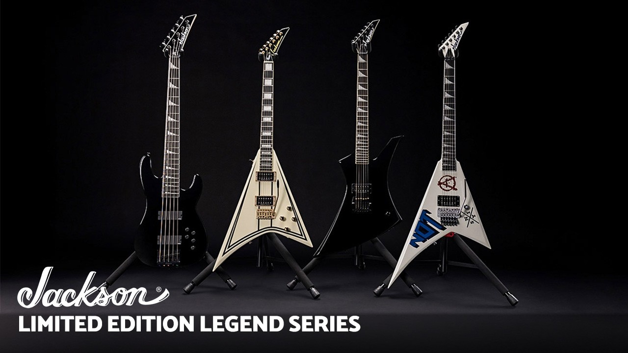 Jackson Legend Series: análisis de las reediciones limitadas de Randy Rhoads, Scott Ian, Marty Friedman y David Ellefson 1 Imagen promocional de la serie Jackson Limited Edition Legend Series, mostrando cuatro instrumentos signature de edición limitada sobre soportes: el bajo Legend Series Limited Edition Signature David Ellefson CB V Concert Bass, la guitarra Legend Series Limited Edition Signature Randy Rhoads CD1, la guitarra Legend Series Limited Edition Signature Marty Friedman Kelly KE-1 y la guitarra Legend Series Limited Edition Signature Scott Ian Rhoads RR22, todos presentados sobre fondo negro.