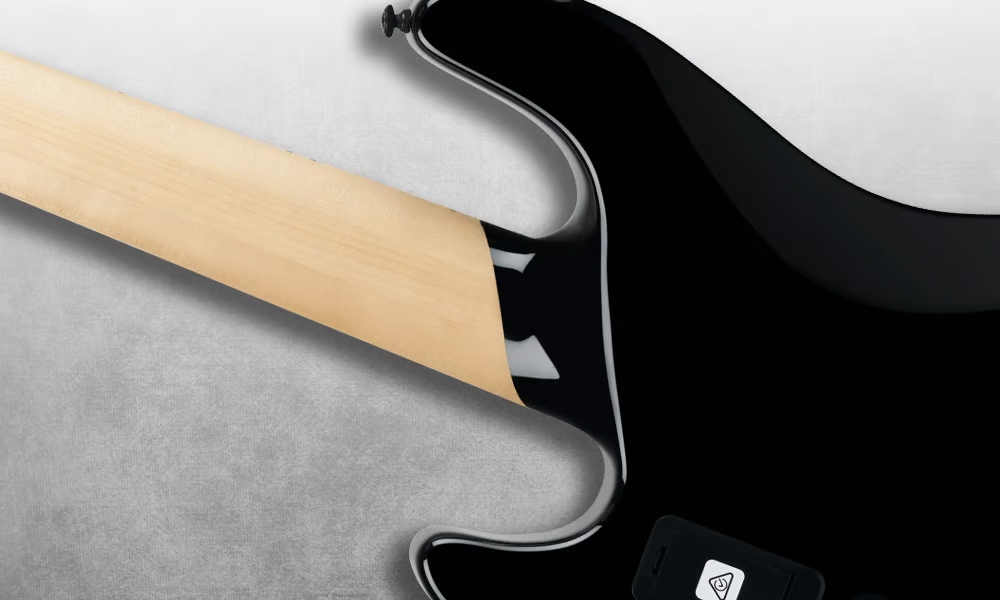 Jackson Legend Series: análisis de las reediciones limitadas de Randy Rhoads, Scott Ian, Marty Friedman y David Ellefson 10 Vista cercana de la unión entre el mástil de arce natural y el cuerpo negro de la Legend Series Limited Edition Signature David Ellefson CB V Concert Bass, destacando el contorno ergonómico y el acabado brillante.