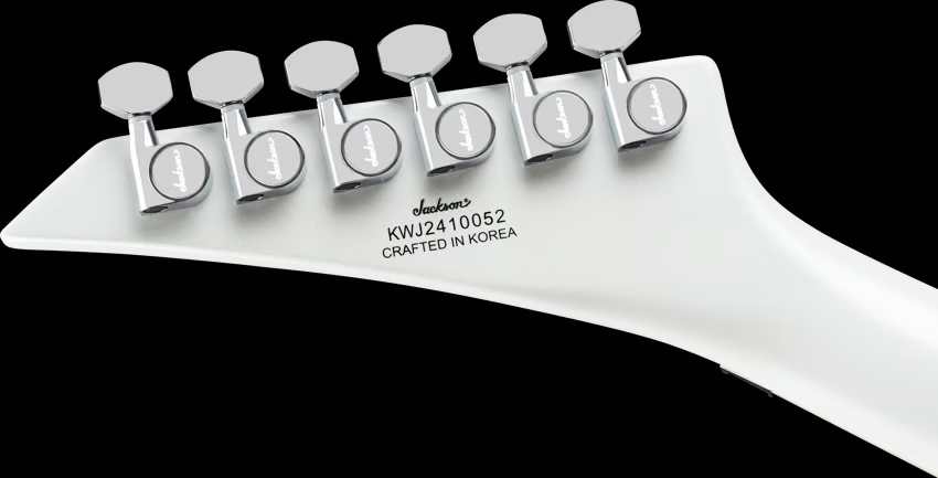 Jackson Legend Series: análisis de las reediciones limitadas de Randy Rhoads, Scott Ian, Marty Friedman y David Ellefson 6 Detalle de la parte trasera del clavijero de la guitarra Jackson Legend Series Limited Edition Signature Scott Ian Rhoads RR22, con acabado blanco, seis clavijas Jackson selladas en disposición 6 en línea y número de serie impreso en la madera del clavijero.